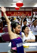 澳门太阳城网站：泰国美女表演传统舞蹈庆祝中国春节[图]