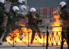 澳门太阳城网站：希腊议会附近道路上也发生了暴力抗议活动