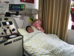澳门太阳城网站：小威就带着患有中枢神经紊乱等多种疾病的妈妈上学